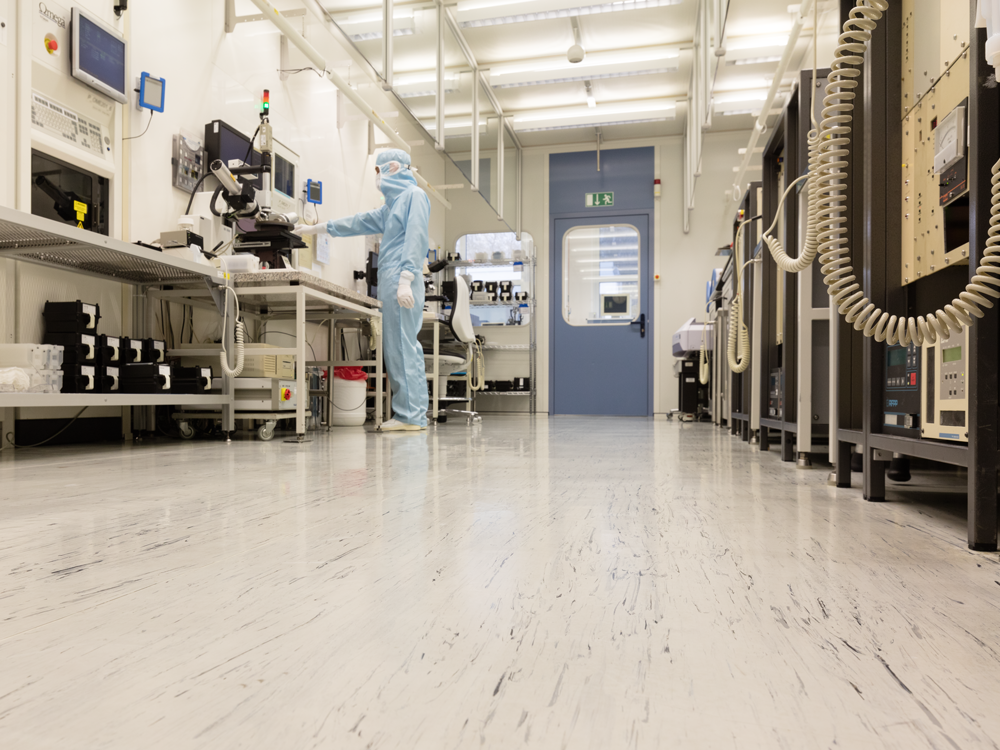 Mensch in Schutzanzug in Reinraum